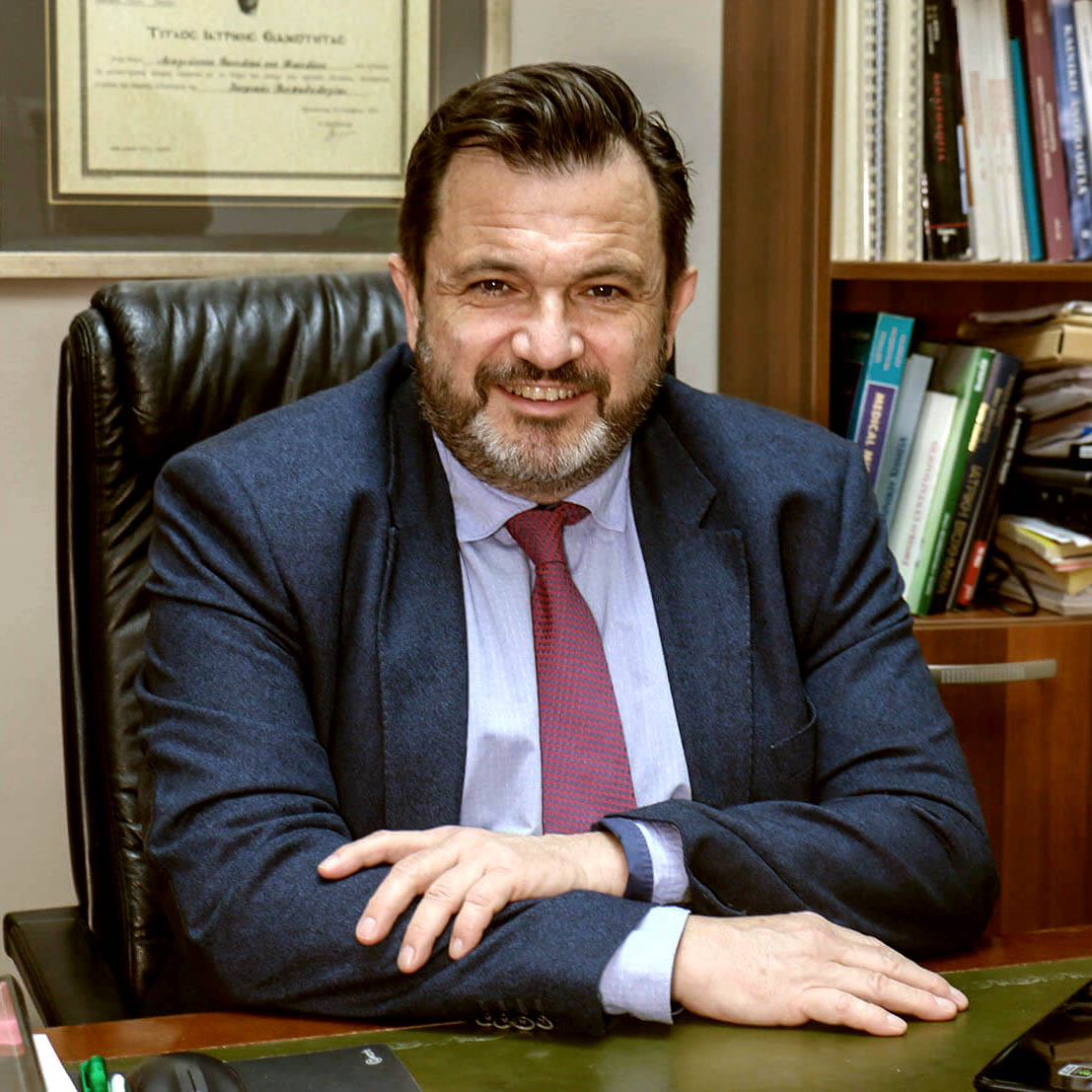 Ο Δρ. Λάζαρος Μάντσης στο γραφείο του